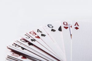 Pokerin säännöt Erilaisten pelien pelaaminen on viihdyttänyt monia uskomattoman kauan. Todellakin jotkut vanhimmat lautapelit ovat keksitty jo yli tuhat vuotta sitten, ja on aivan uskomatonta, että nämä pelit ovat vieläkin samanlaisia kuin silloin, kun ne alkujaan esiteltiin. Vuosien aikana on tietenkin esitelty vain koko ajan enemmän erilaisia pelejä, jonka ansiosta vaihtoehtojen valikoima kasvaa ja monipuolistuu koko ajan entisestään. Vaikka vaihtoehtoja on koko ajan enemmän, jotkut pelit onnistuvat kiinnostamaan pelaajia vuosi toisen jälkeen. Yksi näistä aina suosituista peleistä on ehdottomasti pokeri, joka kerää vieläkin vuosi vuodelta enemmän pelaajia. Siitä syystä on hyvin mahdollista, että myös sinä olet miettinyt tämän pelin pelaamista. Mutta miten pokeria oikein pelataan? Selvitetään yhdessä, jotta voit aloittaa hauskanpitämisen välittömästi! Pokeripelien kategoria sisältää monia eri pelejä Itse asiassa pokerin säännöt eivät ole ihan suora mukainen asia. Tämä johtuu yksinkertaisesti siitä, että pokerilla tarkoitetaan itse asiassa monia erilaisia pelejä. Toisin sanoen kyseessä on pelien kategoria sen sijaan, että se olisi vain yksi tietty peli. Tietenkin kaikkia pokeri pelejä yhdistää jotkut tietys asiat. Esimerkiksi kaikki pokeripelit ovat tietenkin korttipelejä, joissa panostetaan tietyn kokoisia panoksia. Sen lisäksi pokeripeleissä pelataan käsi ja pöytä korteilla. Lisäksi niissä kerätään niin sanotusti käsiä, joilla on eri arvoja. Esimerkiksi monet tuntevat nimitykset kuten Väri ja Suora. Nämä ovatkin joitakin pokeripelien kuuluisimpia käsiä. Näiden asioiden lisäksi pokeripeleissä on aina potti, johon panostetaan. Pelaajien tavoitteena on tietenkin voittaa tämä potti loppujen lopuksi itselleen. Tämä onnistuu juuri eri käsien avulla. Vaikka listasimme juuri varsin monia eri asioita, jotka liittyvät kaikkiin pokeripeleihin, on silti monia asioita, joilla ne eroavat toisistaan. Siitä syystä onkin hyvin tärkeää, että opit aina erikseen, miten juuri sinun haluamaasi pokeripeliä tarkalleen pelataan. Texas Hold’em on kaikista kuuluisin vaihtoehto Aloitetaan siis kaikista kuuluisimmasta vaihtoehdosta. Tämä on tietenkin Texas Hold’em, joka kerää hyvin paljon pelaajia. Se on kaikista kuuluisin ja suosituin pokeripeli, mikä tietenkin tarkoittaa sitä, että se on löydettävissä myös lähes kaikilta eri nettikasinoilta. Texas Hold’em aloitetaan asettamalla kaksi sokkopanosta. Ne ovat nimeltään Small Blind ja Big Blind. Pieni Blindi on aina puolet Suuresta Blindistä. Kun Blindit on asetettu, korttien jakaminen voidaan aloittaa. Jokaiselle pelaajalle jaetaan kaksi korttia aloitus kädeksi. Tämän jälkeen jokainen pelaaja päättää maksavatko he, korottavatko, vai luopuvatko he korteista. Ensimmäisen jaon ja panostuskierroksen jälkeen Texas Hold’em pelissä seuraa muutamat muut kierrokset. Nämä ovat Floppi, Turn, ja River. Kaikkien näiden kierrosten välissä on panostuskierros, jolloin pelaajat päättävät vuorollaan toiminnoistaan. River vuoron jälkeen seuraa vielä yksi panostuskierros, jonka jälkeen nähdään, kuka oikein voittaa käden. Tämän voittaa tietenkin se pelaaja, joka on onnistunut keräämään parhaan mahdollisen käden. Pot Limit Omaha on mielenkiintoinen vaihtoehto Texas Hold’em on kaikista kuuluisin pokeripeli, kuten juuri mainitsimme. Se ei ole kuitenkaan ainoa suosittu vaihtoehto. Nimittän Omaha kategorian pokeripelit ovat heti toiseksi suosituimpia vaihtoehtoja. Tämä kattaa vaihtoehdot kuten Pot Limit Omaha ja Hi-Lo Omaha. Omaha pelit muistuttavat tietenkin toisiaan hyvin paljon. Ne eroavat Texas Hold’em pelistä hyvin huomattavasti, sillä Omaha peleissä pelaajalle jaetaan neljä korttia aloituskäteen kahden sijasta. Muilla tavoilla Omaha muistuttaa hyvin paljon Texas Hold’em peliä. Kuitenkin varsinkin Pot Limit Omaha eroaa yhdellä hyvin selkeällä tavalla Texas hold’em pelistä aloitus korttien määrän lisäksi. Nimittäin Pot Limit Omaha pelissä on tietty rajoitus, jota ei voida ylittää panostus kierroksella. Tähän viitataan juuri pelin Pot-Limit nimessä. Pelaaja ei voi panostaa enempää, kuin mitä potti on jo valmiiksi. Tästä syystä esimerkiksi kuuluisa All In -toiminto ei ole mahdollinen. Pokeripelien strategiat on hyvä oppia ulkoa Pokeri on hyvin kuuluisa strategiapeli. Tämä tarkoittaa tietenkin sitä, että pelaajan käyttämä strategia voi vaikuttaa hyvinkin paljon pelin lopputulokseen. Vaikka pelaajan onnella on selkeä vaikutus peliin, se ei tule silti päättämään pelin lopputulosta kokonaisuudessaan. Koska eri pokeripelien säännöt eroavat toisistaan, tietenkin myös käytettävät strategiat pitää olla erilaisia. Esimerkiksi Omaha Hi-Lo peliin käytettävät strategiat eivät ole parhaita Texas Hold’em pelissä. Siitä syystä on aina hyvä idea oppia erilaiset strategiat ulkoa. Sitten niitä harjoittelemalla voit oppia näkemään, mikä toiminto ja strategia on paras missäkin tilanteessa. Taidokas pokerin pelaaminen on taitolaji Todellakin se ei riitä, että opettelisit vain kaikki säännöt ja strategiat ulkoa .Sinun tulee myös oppia, miten niitä voidaan käyttää parhaalla tavalla. Tämä tapahtuu onneksi hyvin hauskalla tavalla, eli pelaamalla. On kuitenkin hyvä ottaa huomioon, että vaikka kyseessä on rahapeli, ja panostukset ovat usein juuri rahaa, pelaamisen harjoittelemiseen kannattaa käyttää ilmaisia vaihtoehtoja. Voit löytää ilmaisia pokeripelejä joiltain hyviltä nettikasinoilta. Lisäksi jotkut sivustot keskittyvät tarjoamaan parhaat mahdollisuudet ilmaiseen pokerin pelaamiseen. Kaiken tämän lisäksi voit tietenkin pelata ystäväsi kanssa harjoittaaksesi taitojasi ilmaiseksi. Samalla voit viettää mukavan illan ystäväsi kanssa, ja mikä olisikaan tämän mukavampaa! Pokeri tulee varmasti säilyttämään suosionsa monien vuosien ajan Pokeri on ollut hyvin suosittu peli jo uskomattoman kauan. Tämä asia ei vaikuta myöskään muuttuvan, vaan sen suosio vain nousee nousemistaan vuosien aikana. Se ei ole sinänsä yllättävä asia, sillä näiden pelien kategoria tarjoaa selkeästi hyvin paljon hauskanpitoa kaikenlaisille pelaajille!
