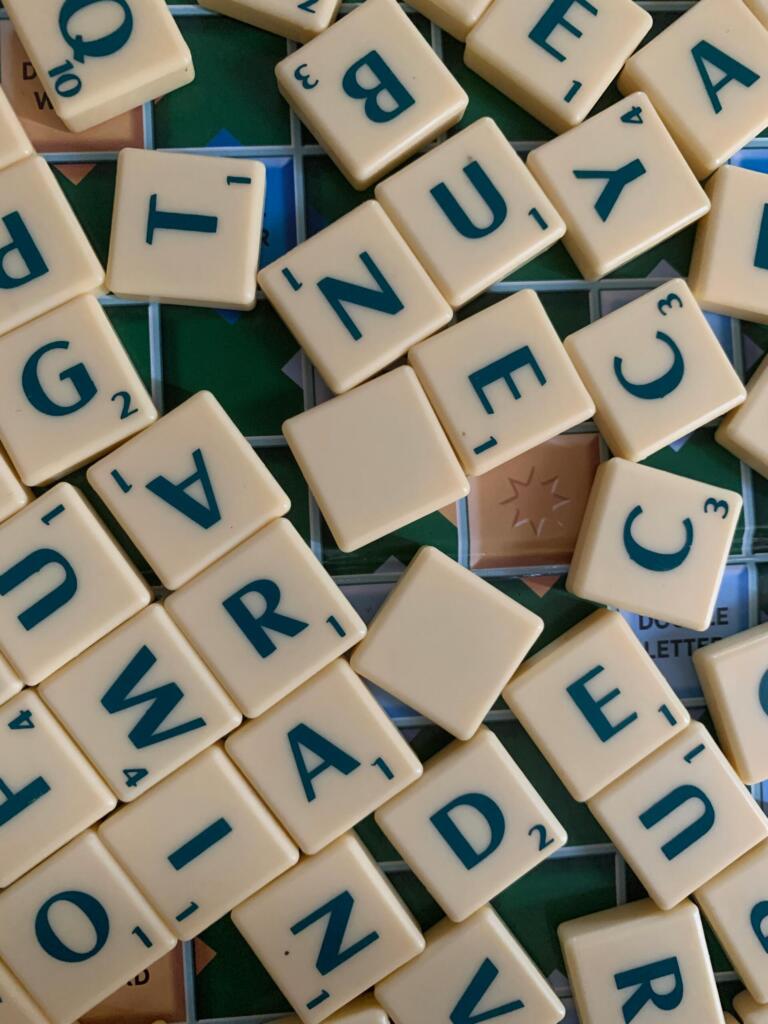 Scrabble sanat ja kattava opas sanavaraston sekä pelistrategian hallintaan